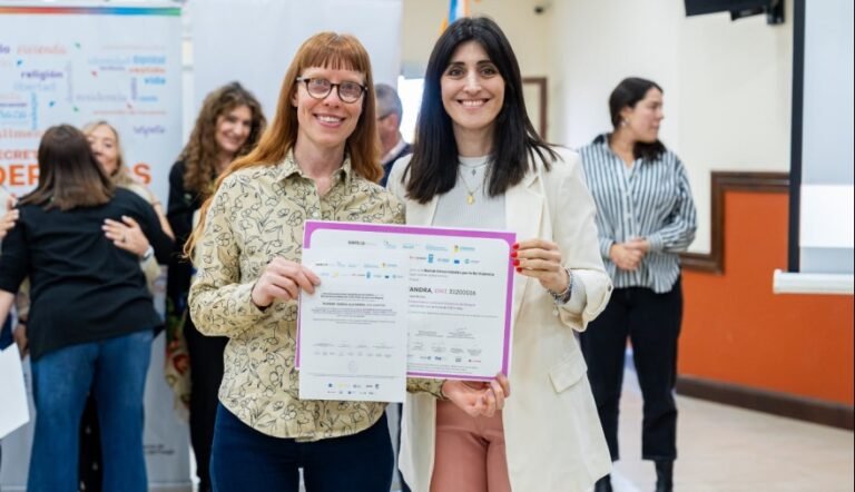 Personal sanitario mostrando certificado o documento