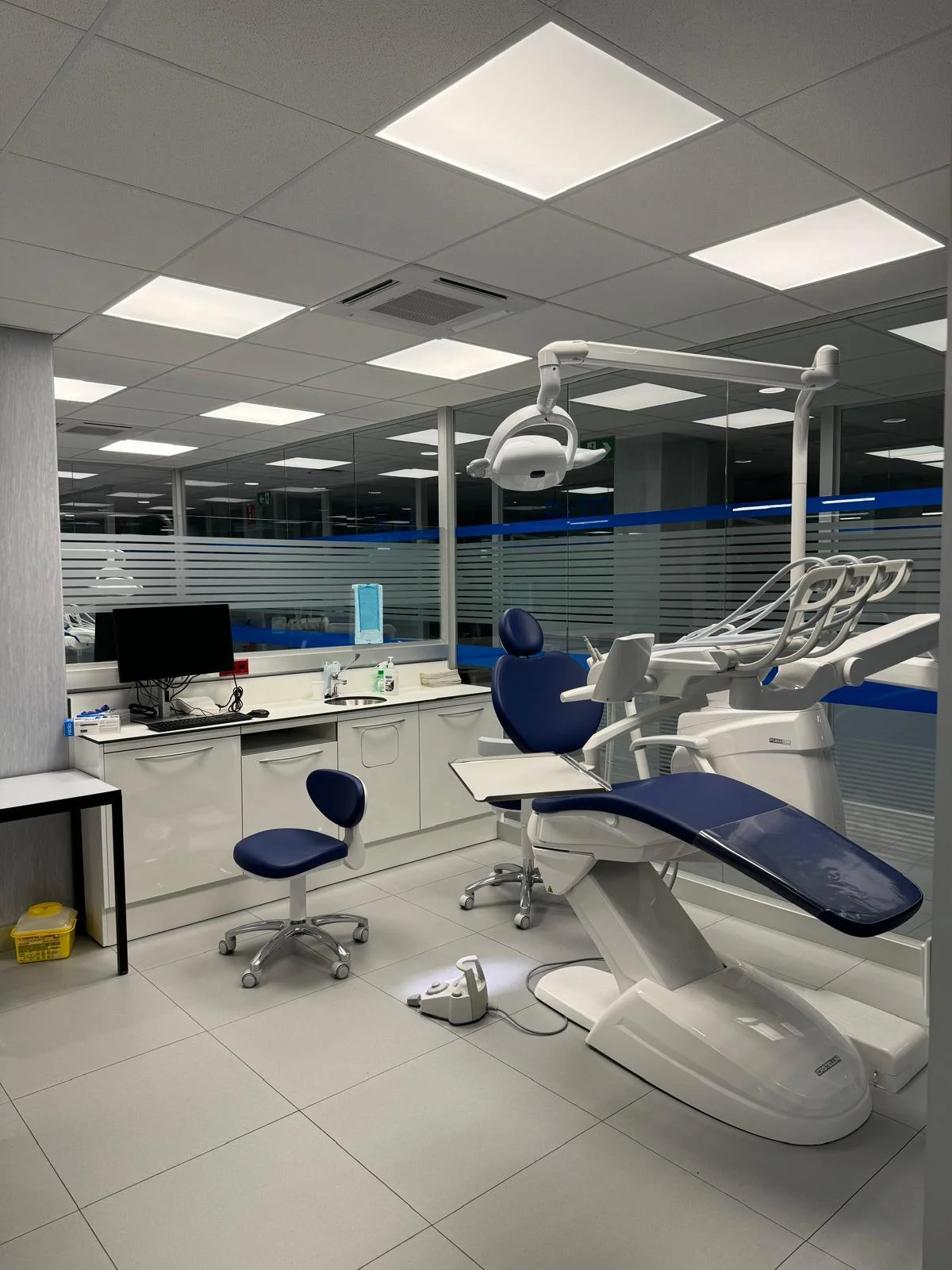 Consulta odontológica moderna equipada