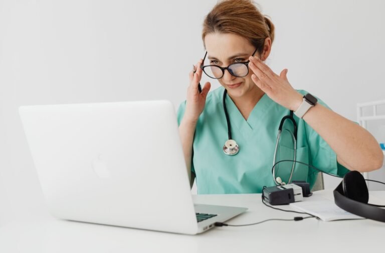 Profesional de la salud usando ordenador portátil