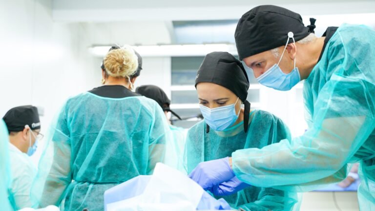 Equipo médico realizando intervención clínica